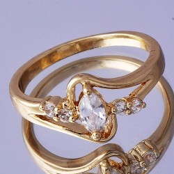 Bague en plaqué or avec des Zirconium de tailles différentes. Central en forme de navette.