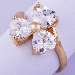 Bague en plaqué or 10Ct.  avec des Zirconium de tailles coeurs.