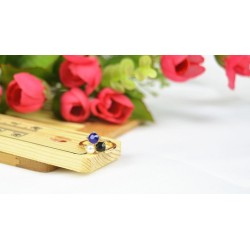 Métal doré - Strass - Perlesen mettre une ou plusieurs aux extrémités, la bague est réglable.Quatre modèles différents pour