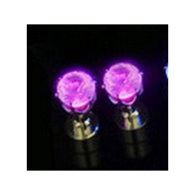 Une boucle d'oreille "clou" éclairée LED||Une boucle d'oreille "clou" éclairée LED