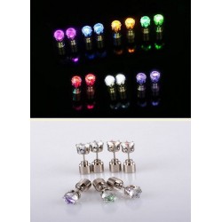 Une boucle d'oreille "clou" éclairée LED