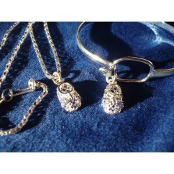 Parure : pendentif + bracelet : chaussons de bébé - Poinçonnée .925
