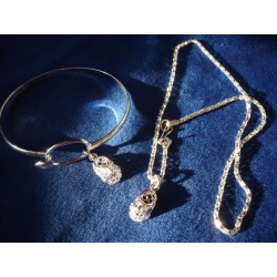 Parure : pendentif + bracelet : chaussons de bébé - Poinçonnée .925