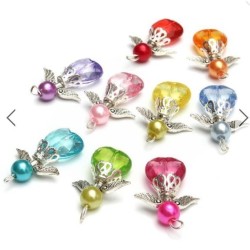 Ange en pendentif de différentes couleurs. Matériau en acrylique avec ses ailes d'ange en métal argenté.Vous choisissez la c