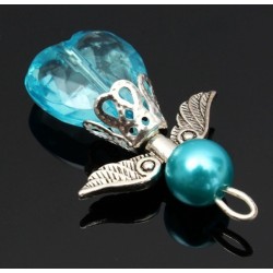 Ange en pendentif de différentes couleurs. Matériau en acrylique avec ses ailes d'ange en métal argenté.Vous choisissez la c