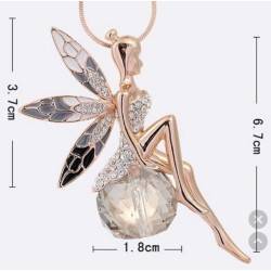 Collier avec pendentif et sa chaîne.
Matériaux : alliage et émail
Pierres : cristal et strass

Longueur chaîne : 85cm 
Vous