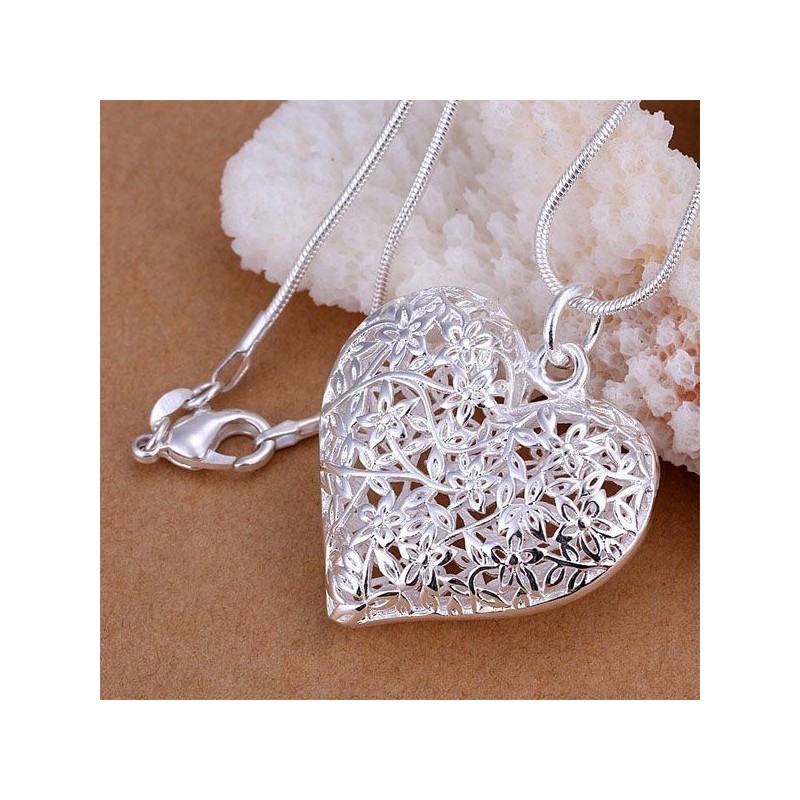 Très raffiné pour ce joli petit pendentif ciselé avec sa chaîne.