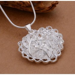 Ce pendentif en argent .925 véritable est élégant et soigné, il pourra se porter avec toutes vos tenues, autant journalières que