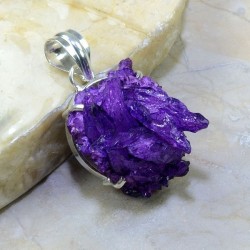 somptueux minéraux scellés montés pour ce pendentif  hors du commun