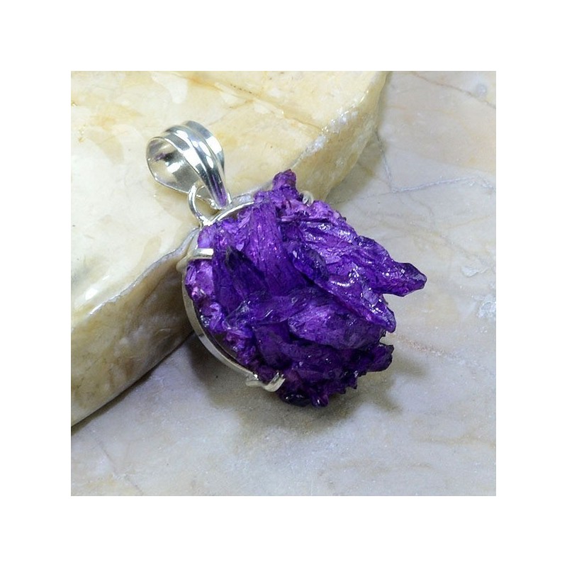 somptueux minéraux scellés montés pour ce pendentif  hors du commun