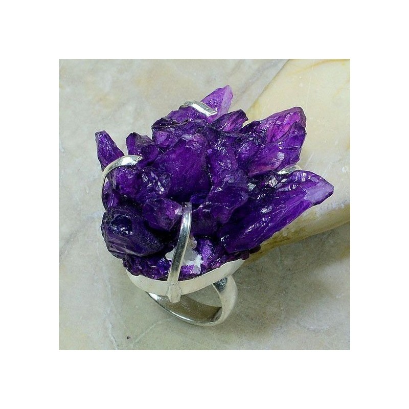 somptueux minéraux scellés montés pour cette bague hors du commun