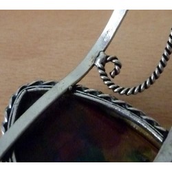 Bracelet en quartz solaire multicolore. 
Réglable.
Pierre 3,8 x 2,3 cm.
Hauteur de la monture 2,6cm.
Très belle pièce réalis