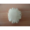 Fleur sculptée en coquillage ivoire – 5,5 cm