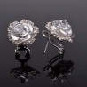 Boucles d'oreilles fleur rose : blanches