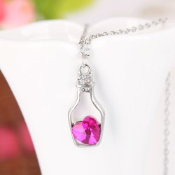 Pendentif argent avec sa chaîne et son petit coeur en cristal. Plusieurs couleurs à choix.
