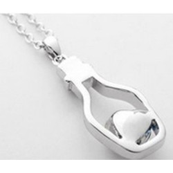 Pendentif argent avec sa chaîne et son petit coeur en cristal. Plusieurs couleurs à choix.