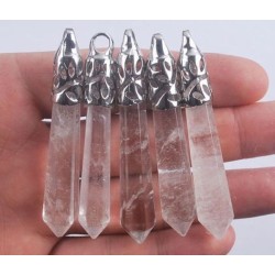 Cette pointe de cristal a été montée sur une armature en métal argenté, elle reste discrète tout en étant raffinée, belle pierre