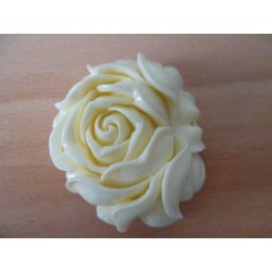 Fleur sculptée en coquillage ivoire – 5,5 cm