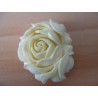 Fleur sculptée en coquillage ivoire – 5,5 cm