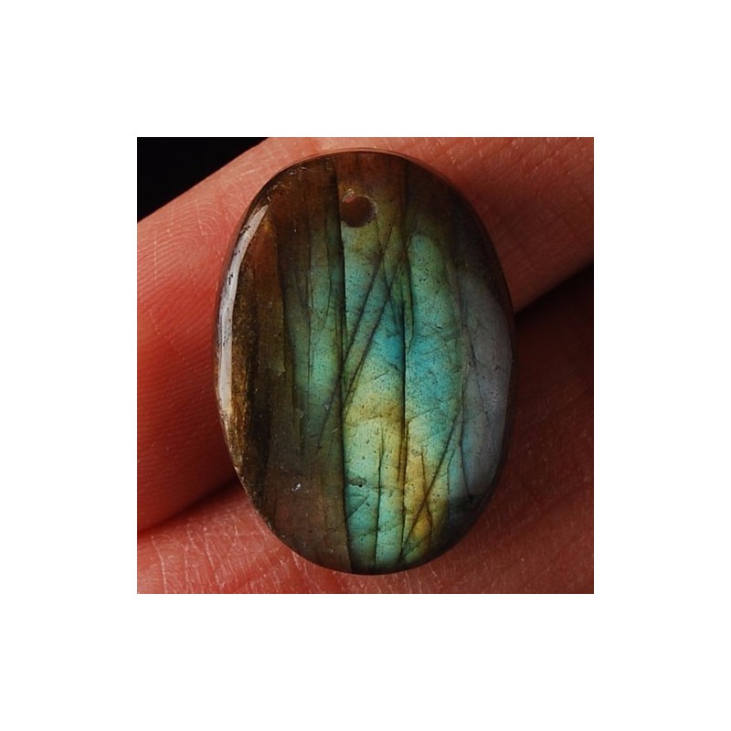 Pendentif en labradorite montée avec sa griffe.
Pierres tout en reflets.
21 x 15 x 6 mm
Tour de cou en cuir noir avec sa chai
