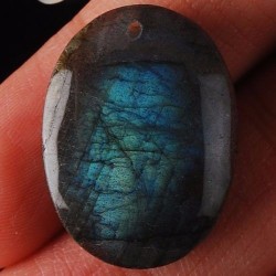 Pendentif en labradorite montée avec sa griffe.Pierres tout en reflets.20 x 15 x 6 mmTour de cou en cuir noir avec sa chai