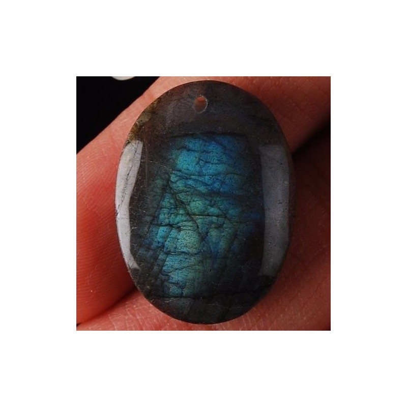 Pendentif en labradorite montée avec sa griffe.Pierres tout en reflets.20 x 15 x 6 mmTour de cou en cuir noir avec sa chai