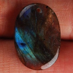 Pendentif en labradorite montée avec sa griffe.
Pierres tout en reflets.
20 x 14 x 4 mm
Tour de cou en cuir noir avec sa chai