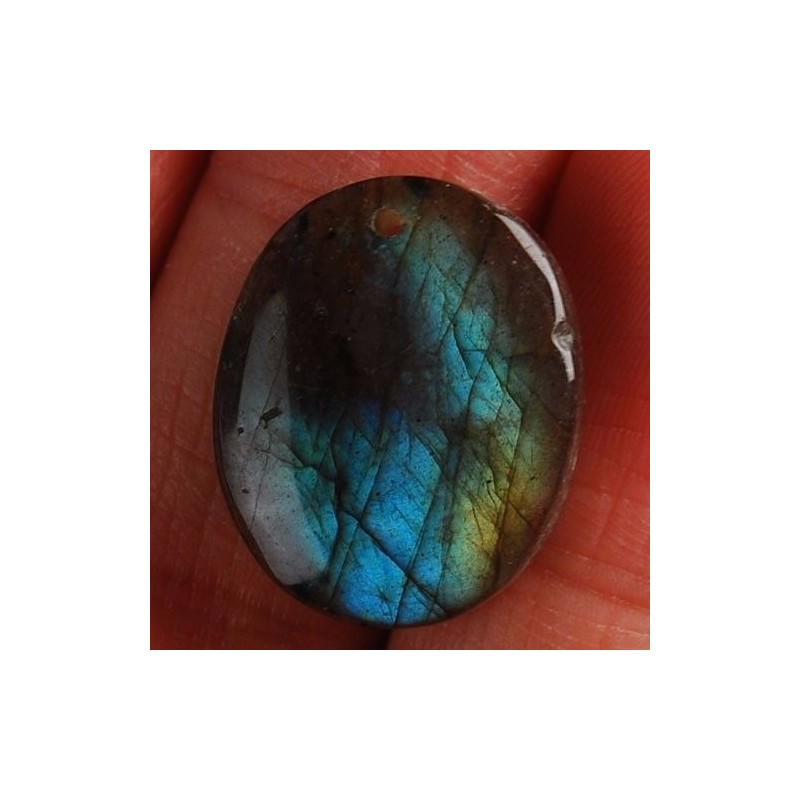 Pendentif en labradorite montée avec sa griffe.
Pierres tout en reflets.
20 x 16 x 5 mm
Tour de cou en cuir noir avec sa chai