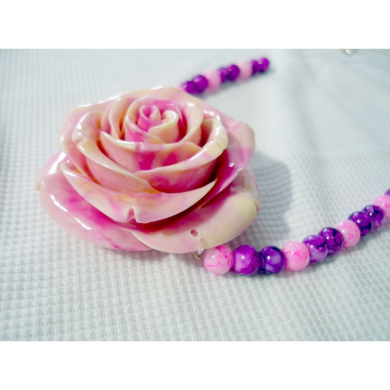 Collier rose coquillage sculpté – Pièce unique artisanale