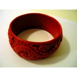 Bracelet du Tibet en pate de corail. Magnifique dragon + phoenix qui font tout le tour du bracelet. Bracelet large. 6,5 cm intér