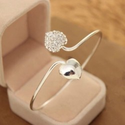 Bracelet rigide  avec son coeur central et sa feuille argent