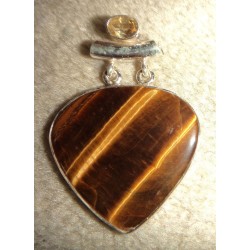 Ce pendentif en argent massif est une rare pièce de créateur poinçonnée .925 et s'accompagne d'oeil de tigre et de citrine pour 