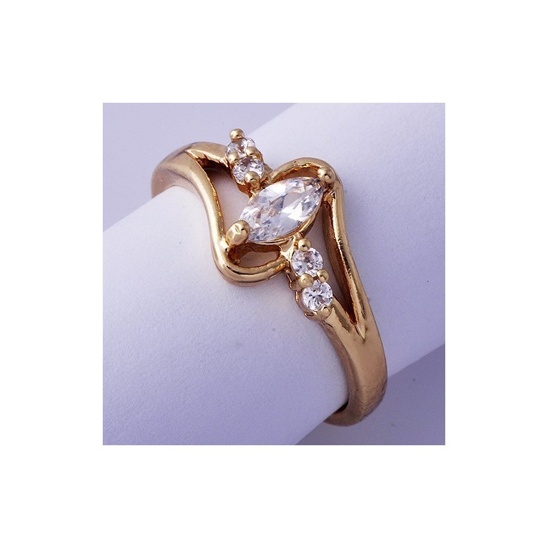 Bague en plaqué or avec des Zirconium de tailles différentes. Central en forme de navette.