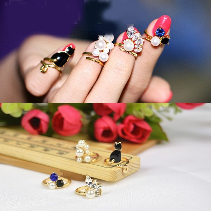 Métal doré - Strass - Perlesen mettre une ou plusieurs aux extrémités, la bague est réglable.Quatre modèles différents pour