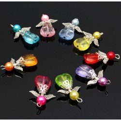 Ange en pendentif de différentes couleurs. Matériau en acrylique avec ses ailes d'ange en métal argenté.Vous choisissez la c