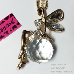 Cette superbe elfe dorée est assise sur une boule de cristal, accompagnée de son habit léger en strass arborera vos tenues pour 