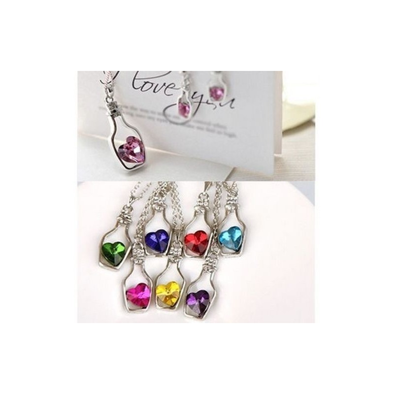 Pendentif argent avec sa chaîne et son petit coeur en cristal. Plusieurs couleurs à choix.