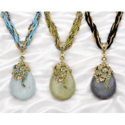 Médaillon en cristal verre coloré avec ses strass, zirconium.Nouvel arrivage..Collier fantaisie très à la modeCollier en p