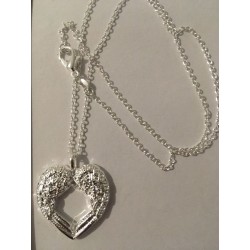 pendentif ange gardien veille sur vous en vous entourant de ses aile d'ange en forme de coeur