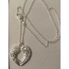 pendentif ange gardien veille sur vous en vous entourant de ses aile d'ange en forme de coeur