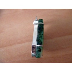 Pendentif en quartz solaire. : Pièce unique. Vert cristallin avec son anneau fantaisie.
hauteur totale : 6cm.Pierre 4,5 x 2,7cm