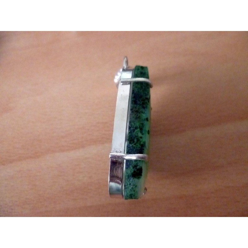 Pendentif en quartz solaire. : Pièce unique. Vert cristallin avec son anneau fantaisie.
hauteur totale : 6cm.Pierre 4,5 x 2,7cm
