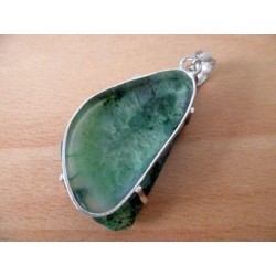 Pendentif en quartz solaire. : Pièce unique. Vert cristallin avec son anneau fantaisie.
hauteur totale : 6cm.Pierre 4,5 x 2,7cm