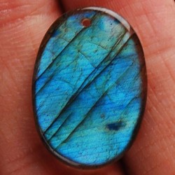 Pendentif en labradorite montée avec sa griffe.
Pierres tout en reflets.
20 x 14 x 4 mm
Tour de cou en cuir noir avec sa chai