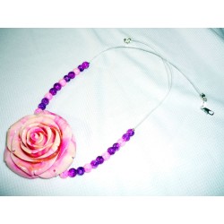 Collier rose coquillage sculpté – Pièce unique artisanale