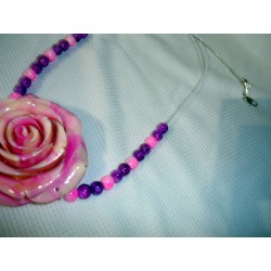 Collier rose coquillage sculpté – Pièce unique artisanale