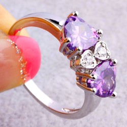 Belle bague améthyste et topaze blanche. Qualité : AAA. Taille 7 x 7mm + 5 x 5mm. Modèle : coeur. Argent massif 925. Poinçonné d