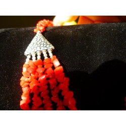  fermoir en S - 5 rangs sur le devant : 16 à 32 cm||Collier de chips de corail rouge
