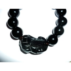 Bracelet aux 12 perles de 14mm. en jade noir avec son dragon porte-bonheur. 1 statuette dragon 35 x 20 x 13mm. Poids : 55 gramme