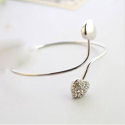 Bracelet rigide  avec son coeur central et sa feuille argent